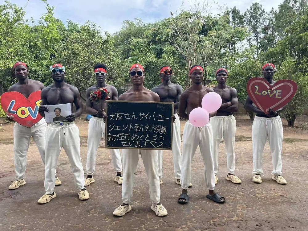 非洲白色裤子肌肉男祝福视频